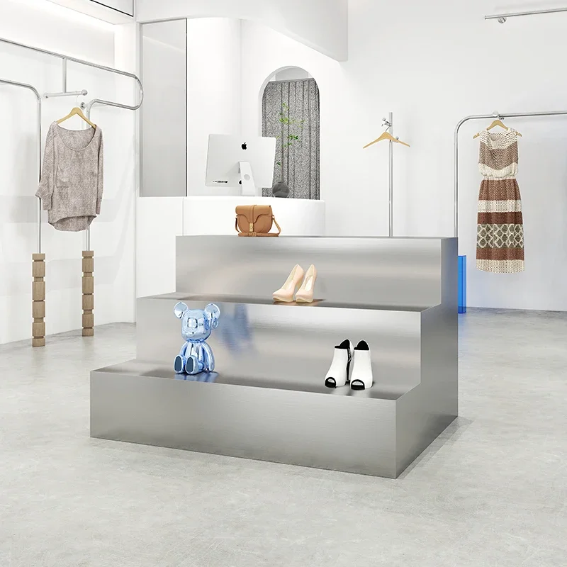 In the middle of the clothing store display table, there are stainless steel men's and women's shoes bags and pants
In the middle of the clothing store display table, there are stainless steel men's and women's shoes bags and pants