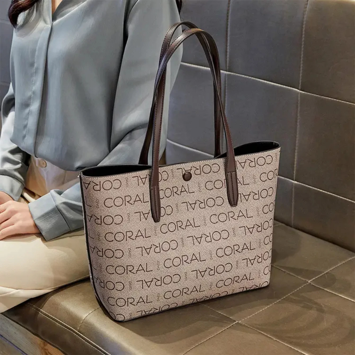 Letter Detail Handbag, Women's Trendy Tote Bag, Elegant Large Capacity Shoulder Bag For Work
Letter Detail Handbag, Women's Trendy Tote Bag, Elegant Large Capacity Shoulder Bag For Work