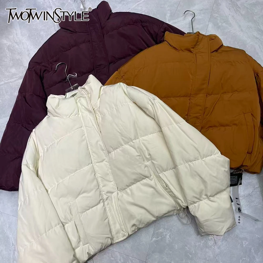 TWOTWINSTYLE однотонные свободные повседневные куртки для женщин с воротником-стойкой и длинными рукавами, зимнее теплое пальто с карманами, женское новое KJA551387
TWOTWINSTYLE однотонные свободные повседневные куртки для женщин с воротником-стойкой и длинными рукавами, зимнее теплое пальто с карманами, женское новое KJA551387