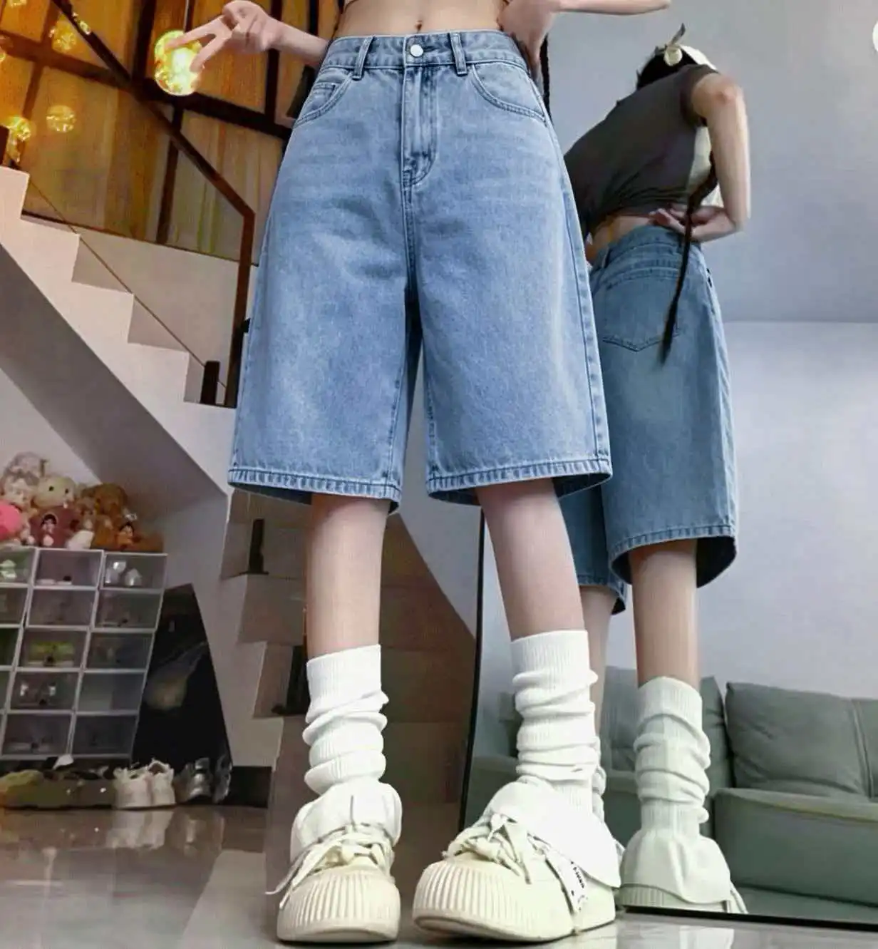 Light blue high-waisted denim shorts
Light blue high-waisted denim shorts