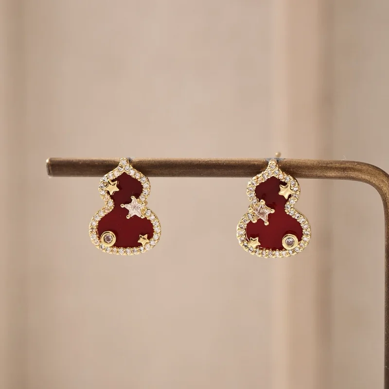 Elegant Shell Gourd Embedded Zirconia Stud Earrings for Women Vintage European Fashion Daily Commute Party Jewelry Accessory
Elegant Shell Gourd Embedded Zirconia Stud Earrings for Women Vintage European Fashion Daily Commute Party Jewelry Accessory