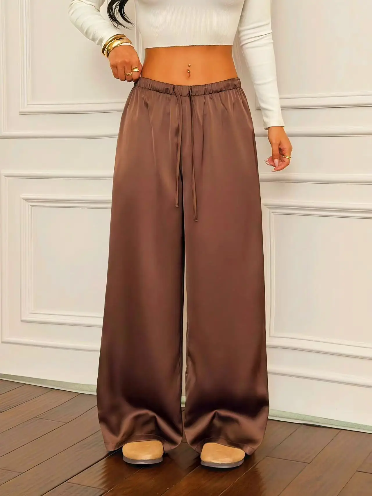 Women's high-waisted slim-fit loose casual commute wide-leg pants, fresh satin elastic waist design, elegant temperament.
Women's high-waisted slim-fit loose casual commute wide-leg pants, fresh satin elastic waist design, elegant temperament.