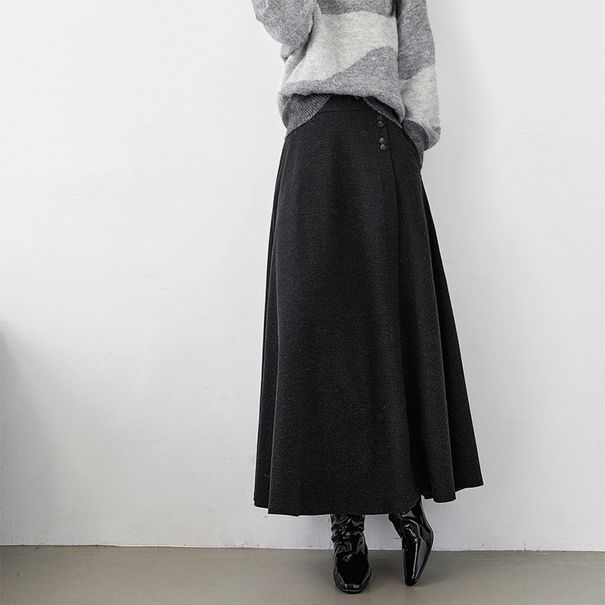 VIMLY Long Skirts Woman 2025 Winter Casual High Waist A-Line Button Female Skirt Asymmetric Droopy Thick Ladies Skirts M9371
VIMLY Long Skirts Woman 2025 Winter Casual High Waist A-Line Button Female Skirt Asymmetric Droopy Thick Ladies Skirts M9371