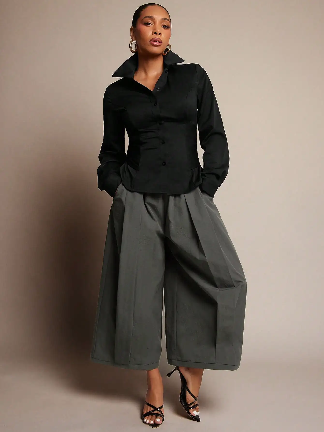 Кюлоты с высокой талией, плиссированными вставками и эластичным поясом для офиса
Кюлоты с высокой талией, плиссированными вставками и эластичным поясом для офиса