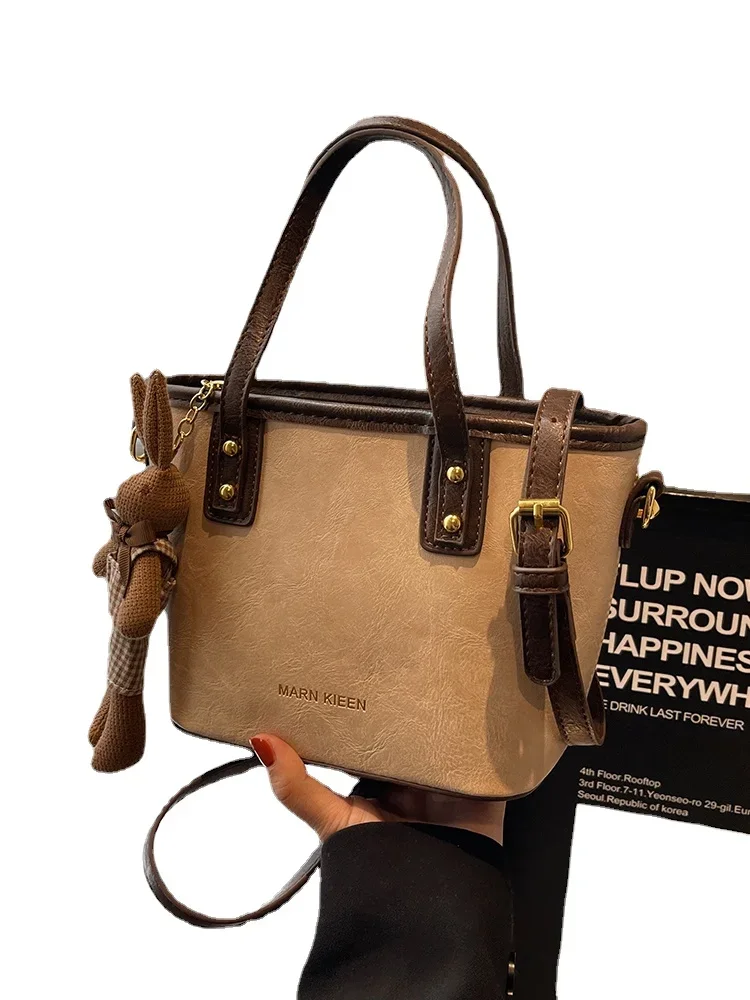 Autumn and Winter New Fashion All-Match Crossbody High Sense Niche Portable Bucket Bag
Autumn and Winter New Fashion All-Match Crossbody High Sense Niche Portable Bucket Bag