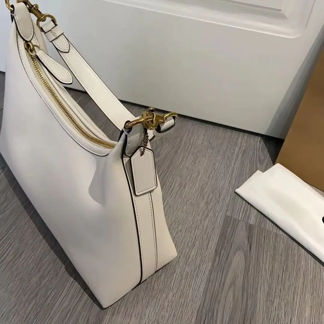 Soft crescent-shaped zipper shopping bag, full-top zipper design, with matching leather zipper pull, matte genuine leather.
Soft crescent-shaped zipper shopping bag, full-top zipper design, with matching leather zipper pull, matte genuine leather.