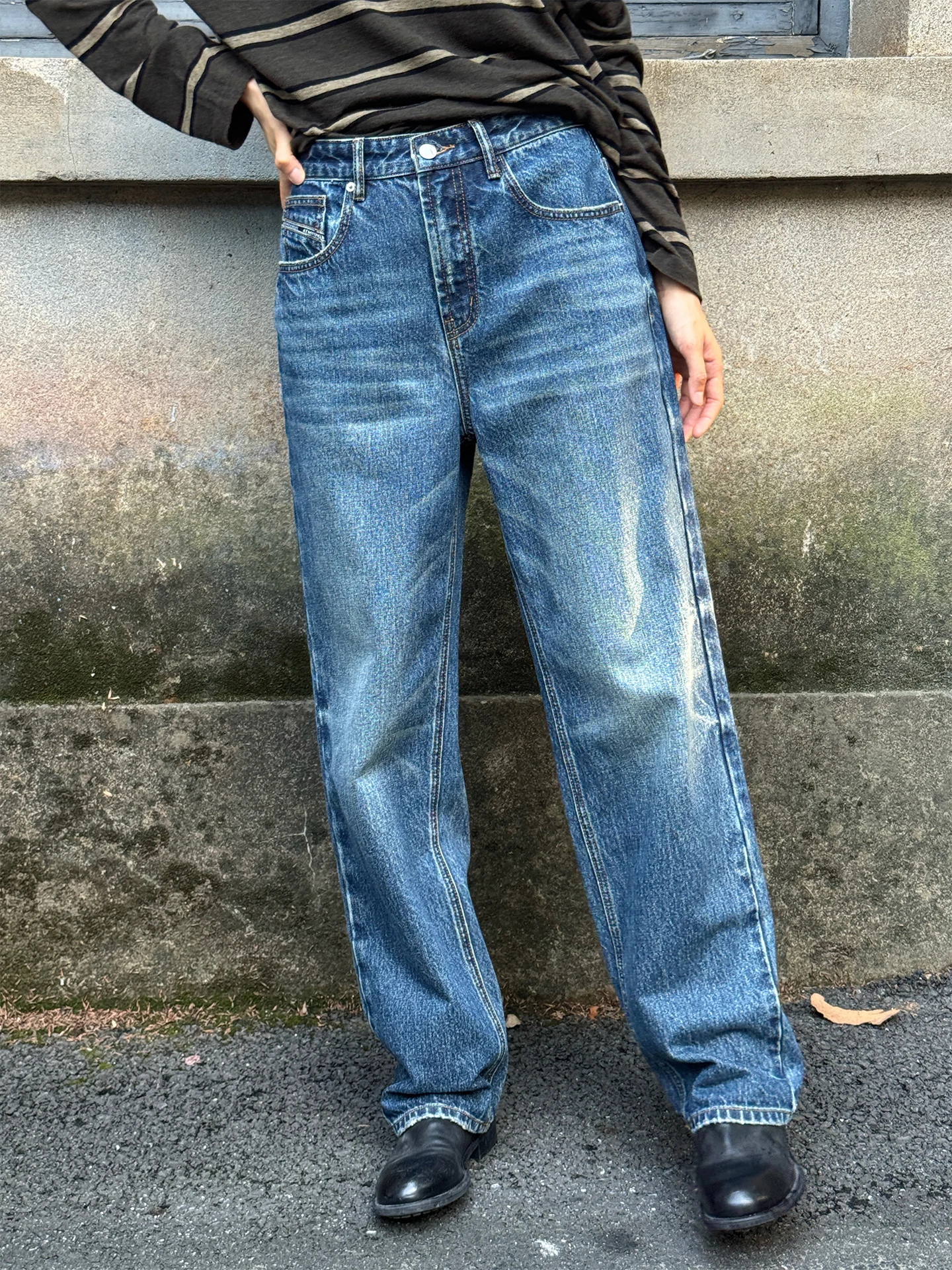 Синие прямые джинсы с широкими штанинами для женщин, свободные повседневные брюки с эффектом похудения, длинные, весна 2026, новинка Sle Langqing TONG
Синие прямые джинсы с широкими штанинами для женщин, свободные повседневные брюки с эффектом похудения, длинные, весна 2026, новинка Sle Langqing TONG