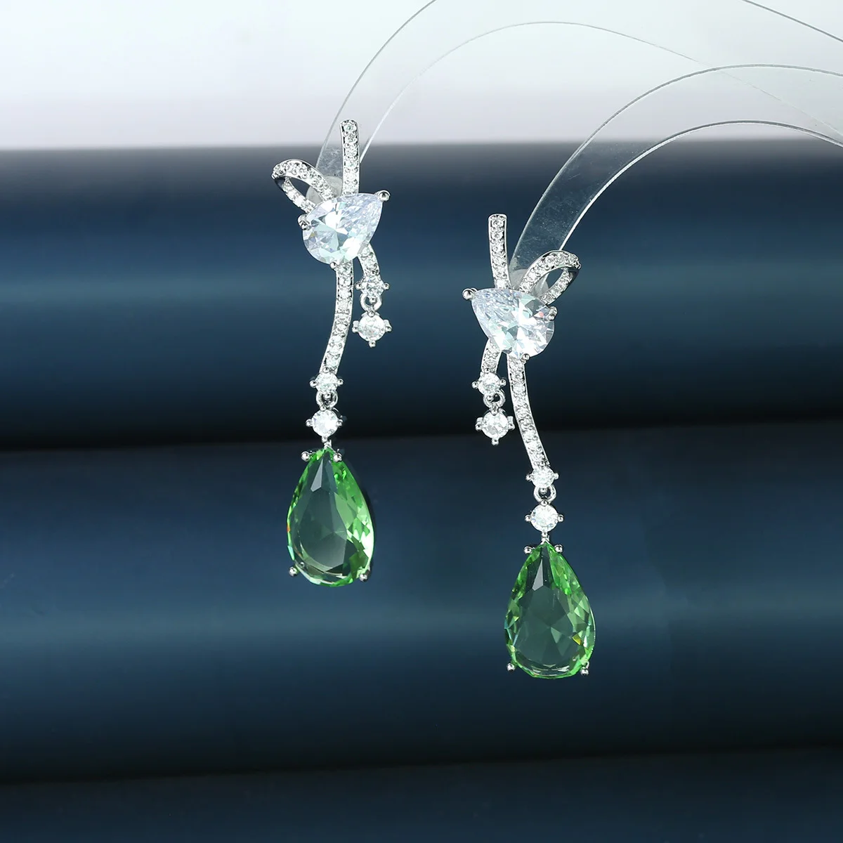 Серьги-подвески из серебра 925 пробы с зеленым камнем в форме капли, модные украшения серебристого цвета для женщин, для повседневной носки и вечеринок
Серьги-подвески из серебра 925 пробы с зеленым камнем в форме капли, модные украшения серебристого цвета для женщин, для повседневной носки и вечеринок