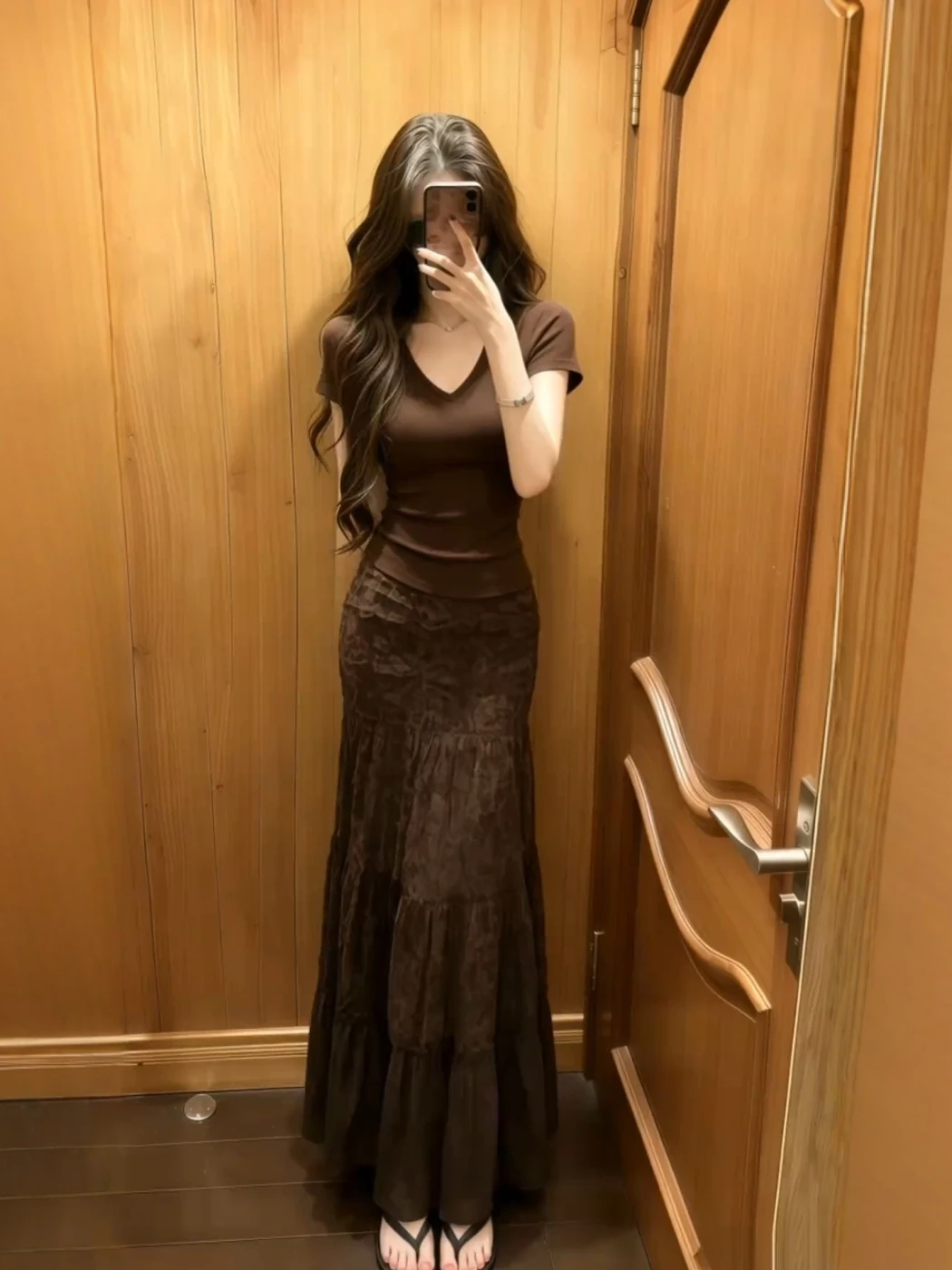 Summer Slim Fit High Waist Short Sleeve V-Neck Two-Piece Set Elegant Korean Style Half Skirt Ensemble for Women
Summer Slim Fit High Waist Short Sleeve V-Neck Two-Piece Set Elegant Korean Style Half Skirt Ensemble for Women