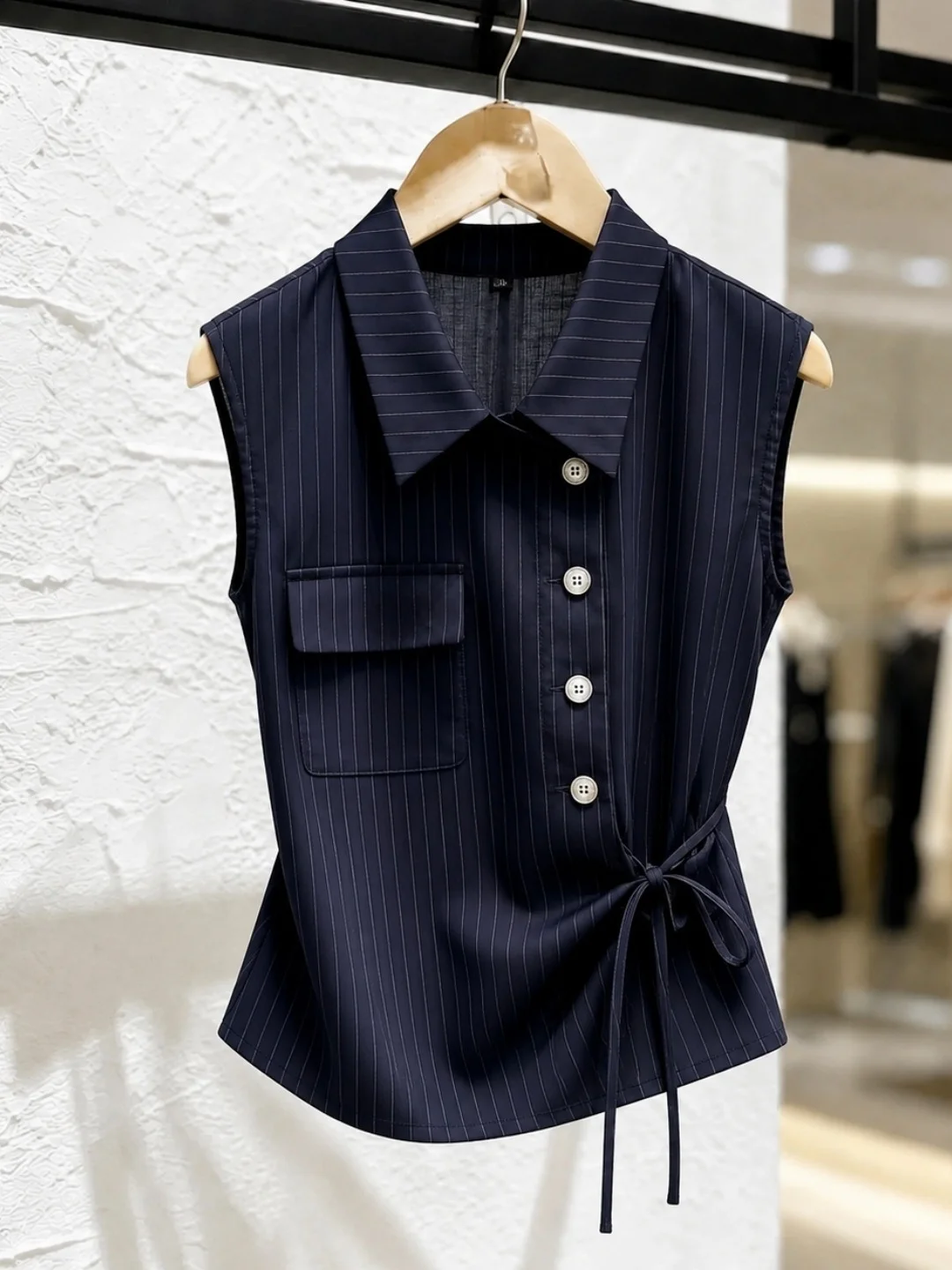 Chic Collar Vest Belted Sleeveless Top Slimming Versatile Summer 2026 Commute Ready Fashionable Korean Style Silk Blend
Chic Collar Vest Belted Sleeveless Top Slimming Versatile Summer 2026 Commute Ready Fashionable Korean Style Silk Blend