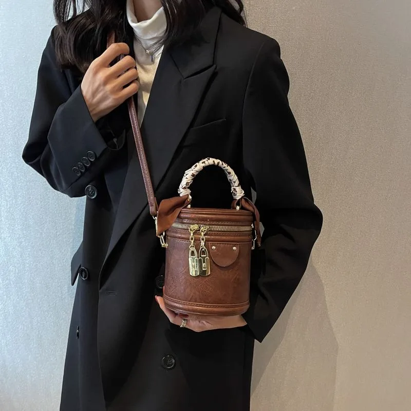 Portable Bucket Bag Women's 2026 New Handbags Retro Versatile Shoulder Bag Fashionable Texture Mini Mobile Phone Messenger Bag
Portable Bucket Bag Women's 2026 New Handbags Retro Versatile Shoulder Bag Fashionable Texture Mini Mobile Phone Messenger Bag