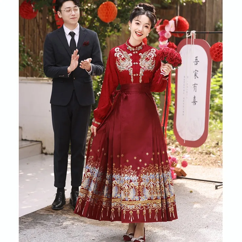 A new Chinese-style wedding dress in Han red long-sleeved for toasting
A new Chinese-style wedding dress in Han red long-sleeved for toasting