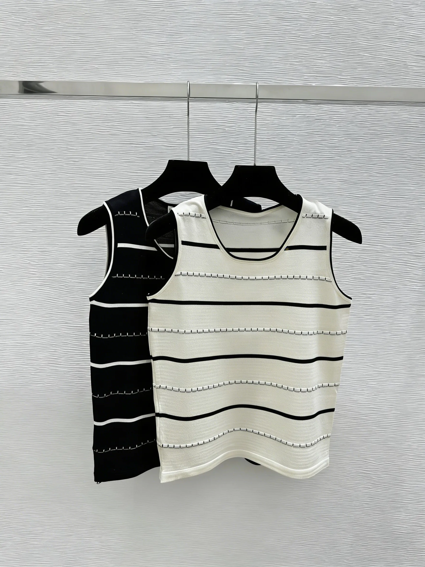High-Quality Casual Striped Sleeveless Woolen Knitwear Fashionable Ladies' Top Comfortable Loose Fit Warm Winter Fashion
High-Quality Casual Striped Sleeveless Woolen Knitwear Fashionable Ladies' Top Comfortable Loose Fit Warm Winter Fashion