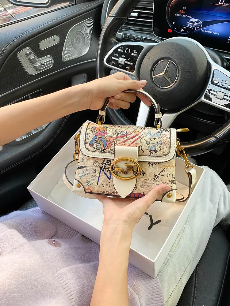 Vintage and Fashion Handheld Box Bag with Popular Cartoon Graffiti and Delicate Carriage Metal Women Newly Trendy Crossbody Bag
Vintage and Fashion Handheld Box Bag with Popular Cartoon Graffiti and Delicate Carriage Metal Women Newly Trendy Crossbody Bag