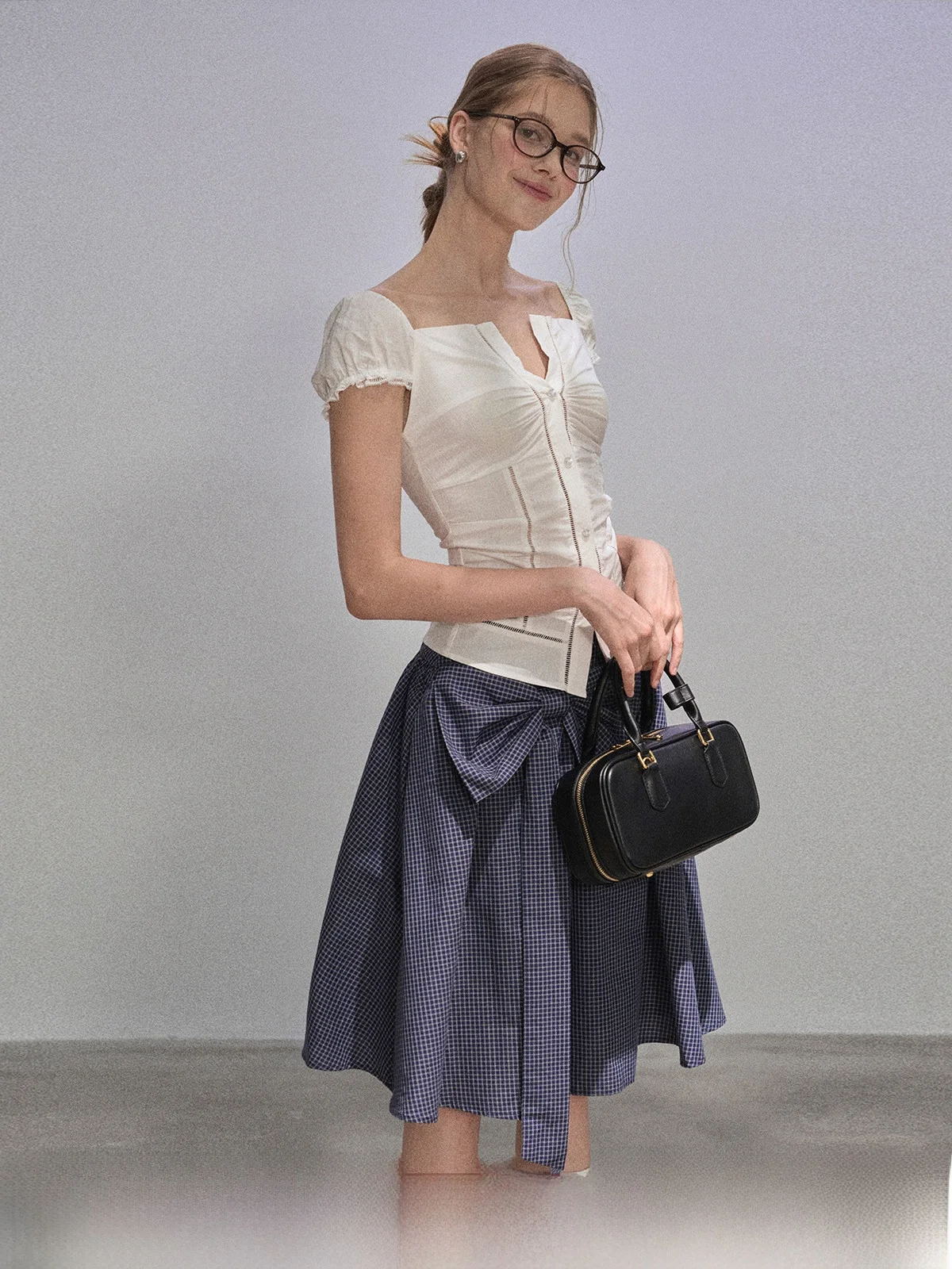 Женская летняя приталенная рубашка с V-образным вырезом и рукавами-фонариками, тонкая, с эффектом утяжки талии, из хлопка и полиэстера, с коротким рукавом, деформируемая
Женская летняя приталенная рубашка с V-образным вырезом и рукавами-фонариками, тонкая, с эффектом утяжки талии, из хлопка и полиэстера, с коротким рукавом, деформируемая