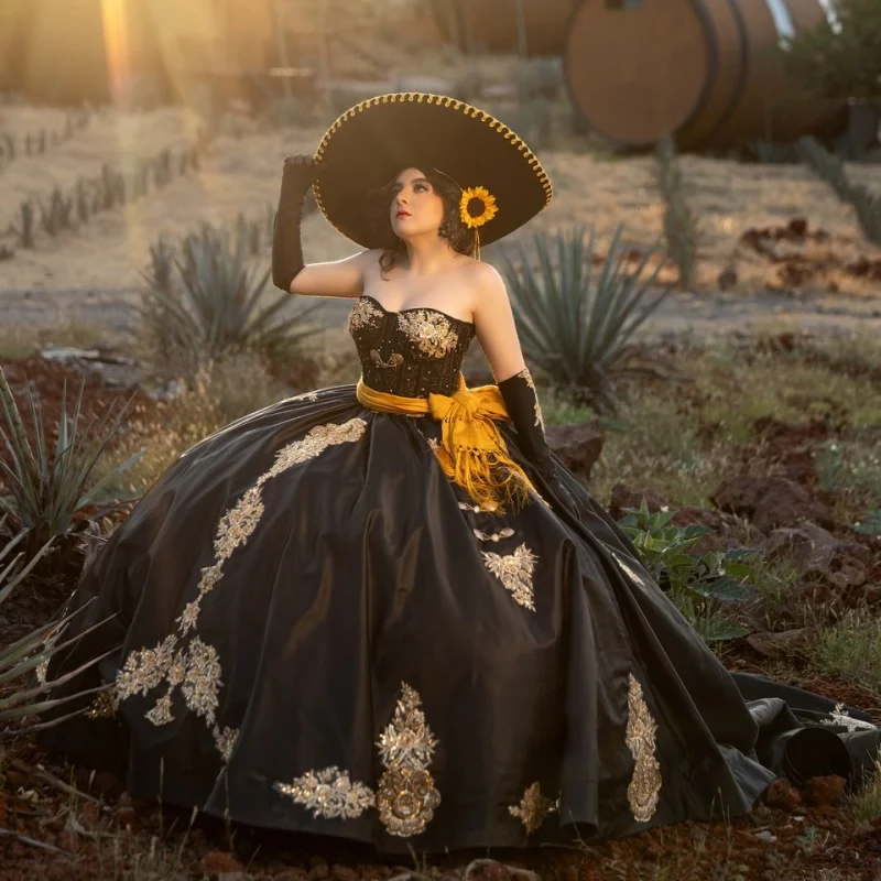 Атласное черное платье для церемонии Quinceanera с открытыми плечами, золотистым блеском, кристаллическим декором, длинным шлейфом и бантом, платье для церемонии Quinceanera. Индивидуальный заказ
Атласное черное платье для церемонии Quinceanera с открытыми плечами, золотистым блеском, кристаллическим декором, длинным шлейфом и бантом, платье для церемонии Quinceanera. Индивидуальный заказ