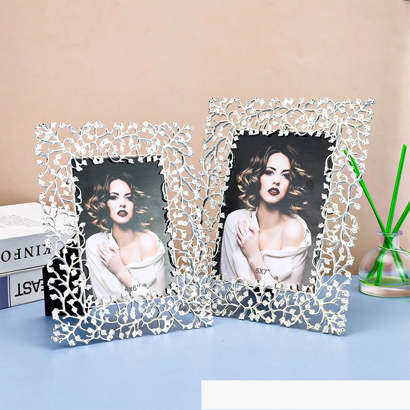 Stylish European-style metal photo frame table, light simple photo frame family ornament decoration
Stylish European-style metal photo frame table, light simple photo frame family ornament decoration
