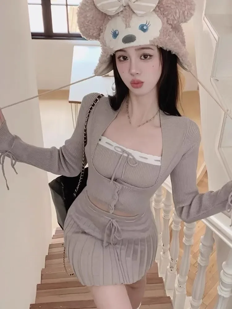 Sweet Outfits Женский однотонный вязаный укороченный лоскутный жилет + тонкий кардиган + мини-плиссированная юбка Весенний корейский шикарный комплект из трех предметов
Sweet Outfits Женский однотонный вязаный укороченный лоскутный жилет + тонкий кардиган + мини-плиссированная юбка Весенний корейский шикарный комплект из трех предметов