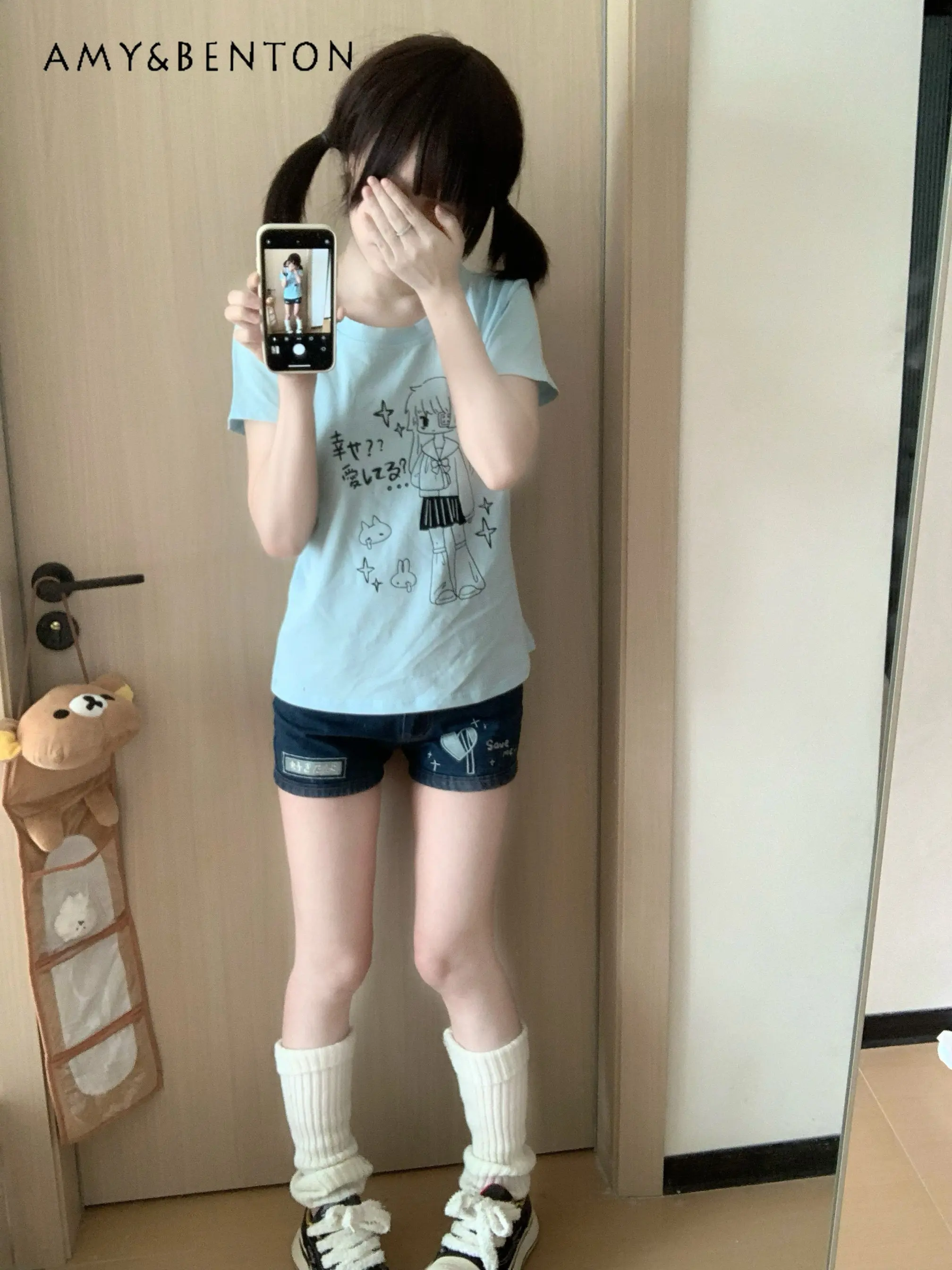 Summer New Japanese Style Letter Embroidery Fitted Versatile Casual Daily Dark Blue Denim Shorts for Young Girls
Summer New Japanese Style Letter Embroidery Fitted Versatile Casual Daily Dark Blue Denim Shorts for Young Girls