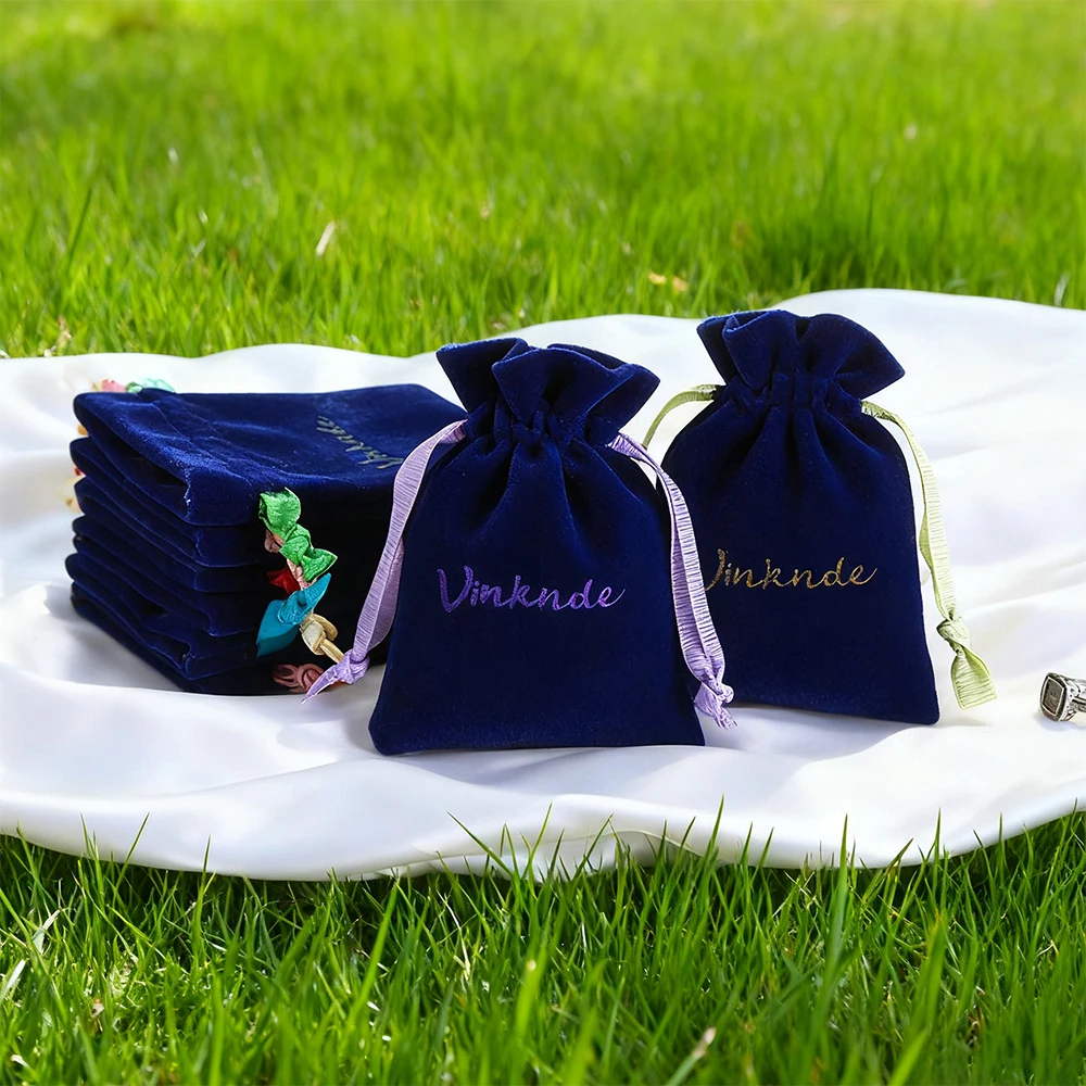 Новый темно-синий многоразовый роскошный персонализированный логотип, подарки, бархатный мешочек, лента, упаковка для духов, сумка для ювелирных изделий, кольца, серьги, контейнер
Новый темно-синий многоразовый роскошный персонализированный логотип, подарки, бархатный мешочек, лента, упаковка для духов, сумка для ювелирных изделий, кольца, серьги, контейнер