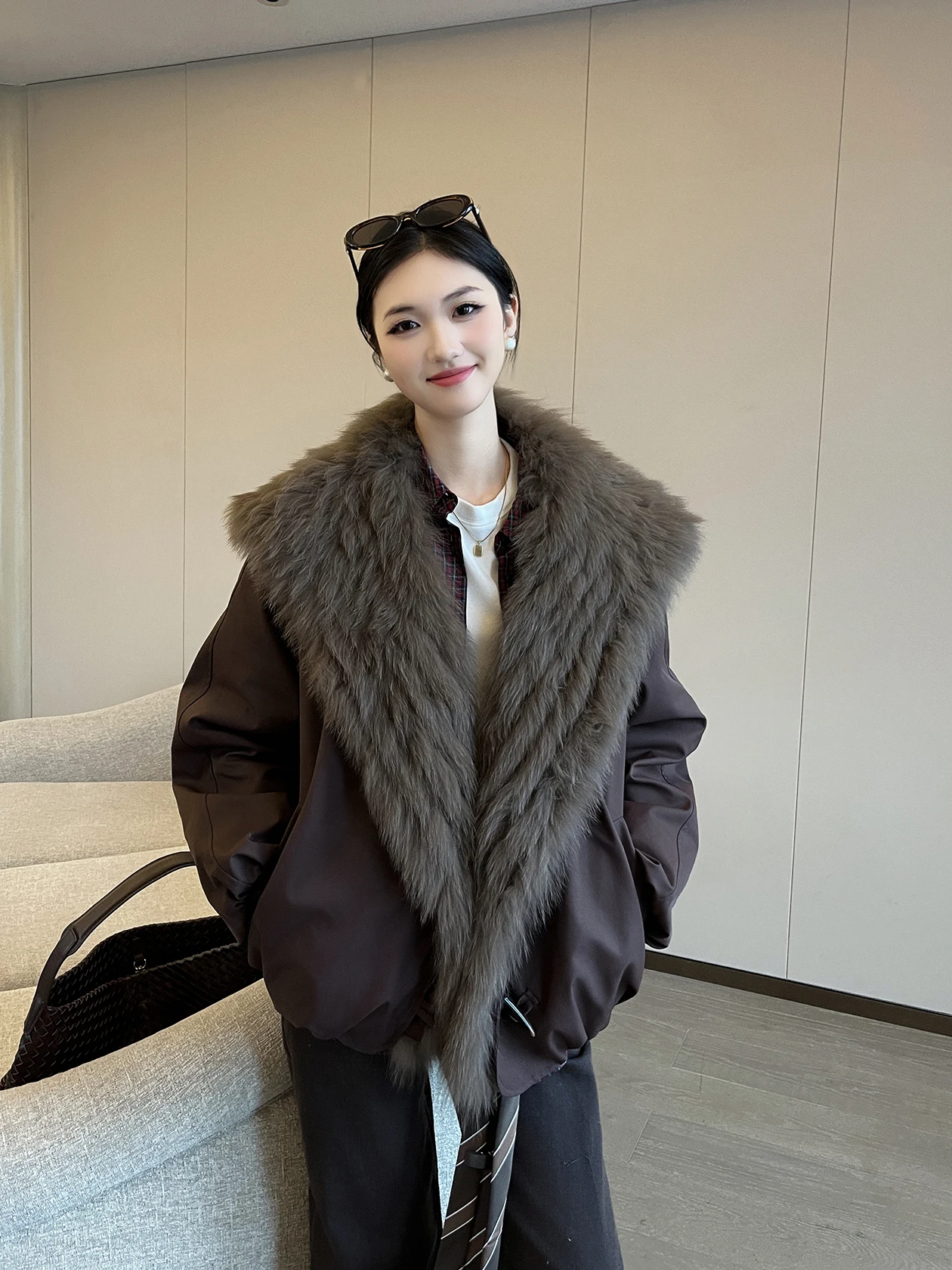 Красно-коричневая женская зимняя парка с меховым воротником и вставками, теплая модная верхняя одежда для города, на молнии
Красно-коричневая женская зимняя парка с меховым воротником и вставками, теплая модная верхняя одежда для города, на молнии