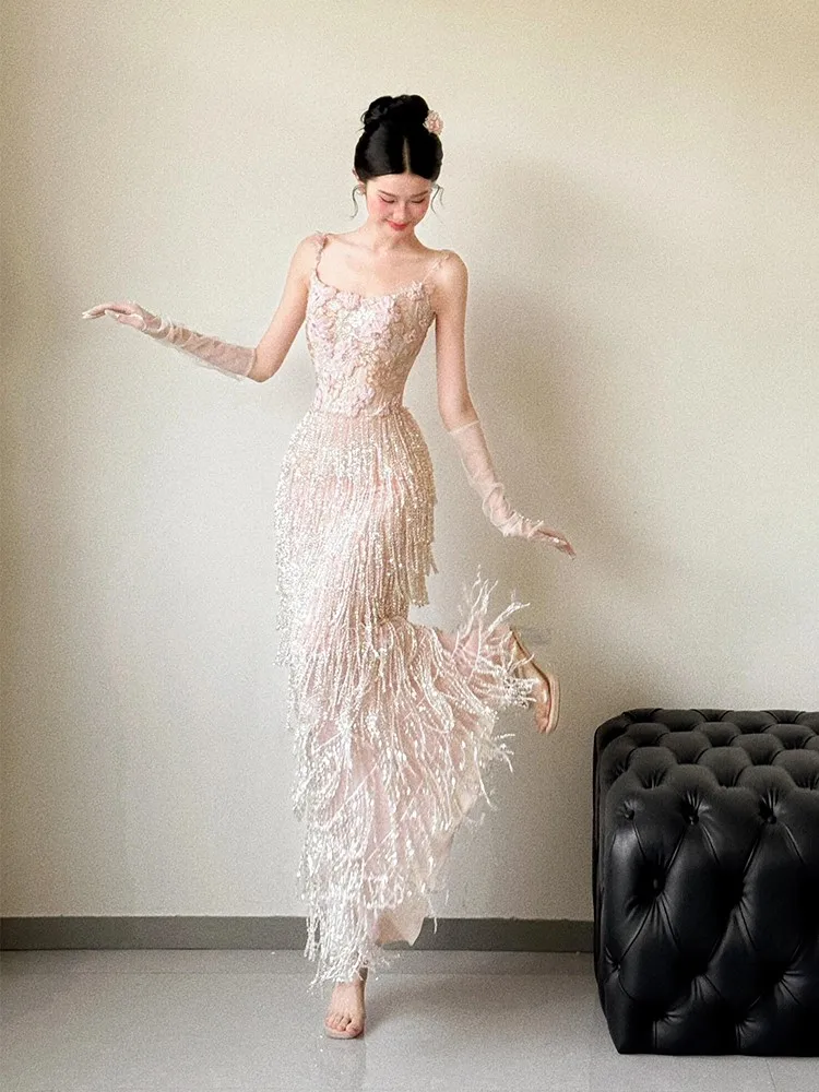 Легкое роскошное и нишевое платье с бахромой для ведущего банкета с ремешками.
Легкое роскошное и нишевое платье с бахромой для ведущего банкета с ремешками.