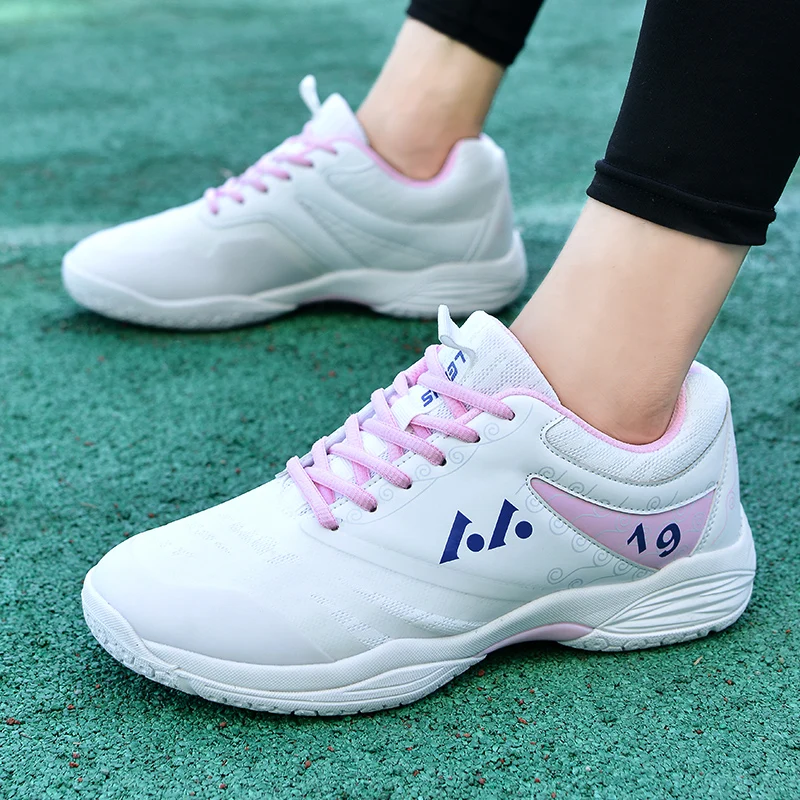 NEW Male Badminton Sport Shoes Pink White Women Athletic Table Tennis Training Shoes Comfortable Tennis Volleyball Shoes L019
NEW Male Badminton Sport Shoes Pink White Women Athletic Table Tennis Training Shoes Comfortable Tennis Volleyball Shoes L019