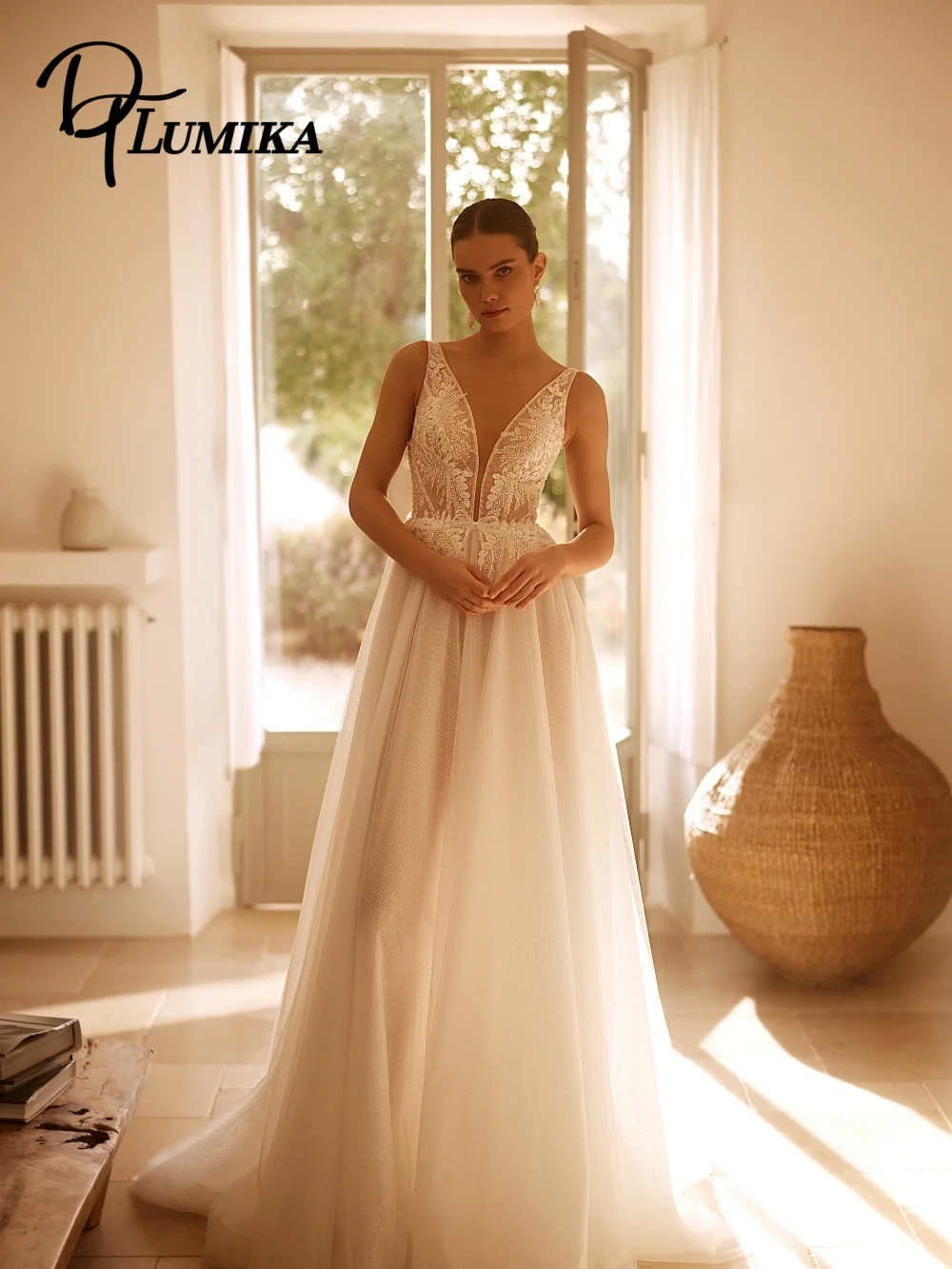 Luxurious Deep V Wedding Dress Elegant Sleeveless A-Line Bridal Gown 2026 Charming Lace Applique Floor-Length Customized
Luxurious Deep V Wedding Dress Elegant Sleeveless A-Line Bridal Gown 2026 Charming Lace Applique Floor-Length Customized