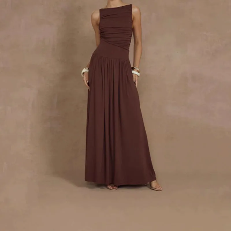 Wow! With a sexy sleeveless ruched design, this solid-color long dress gown maximizes the charm!
Wow! With a sexy sleeveless ruched design, this solid-color long dress gown maximizes the charm!