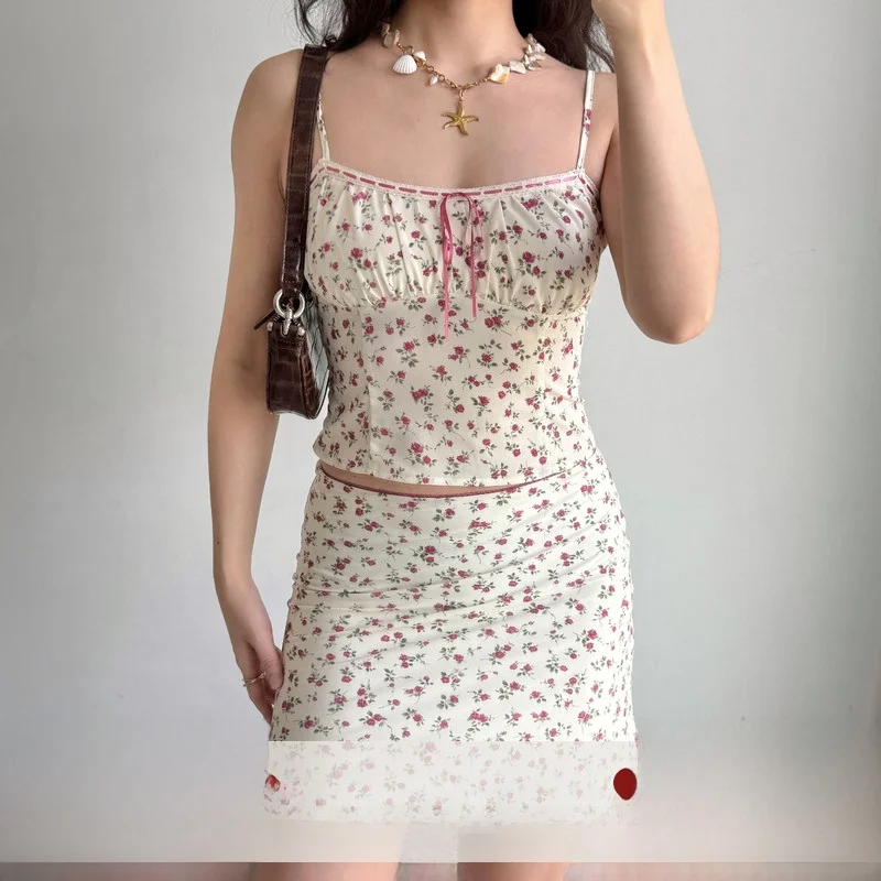 Sweet And Spicy Floral Print Halter Wrap Skirt Set Women's Fashionable Two-Piece Suit Short Sleeveless Summer Outfit
Sweet And Spicy Floral Print Halter Wrap Skirt Set Women's Fashionable Two-Piece Suit Short Sleeveless Summer Outfit