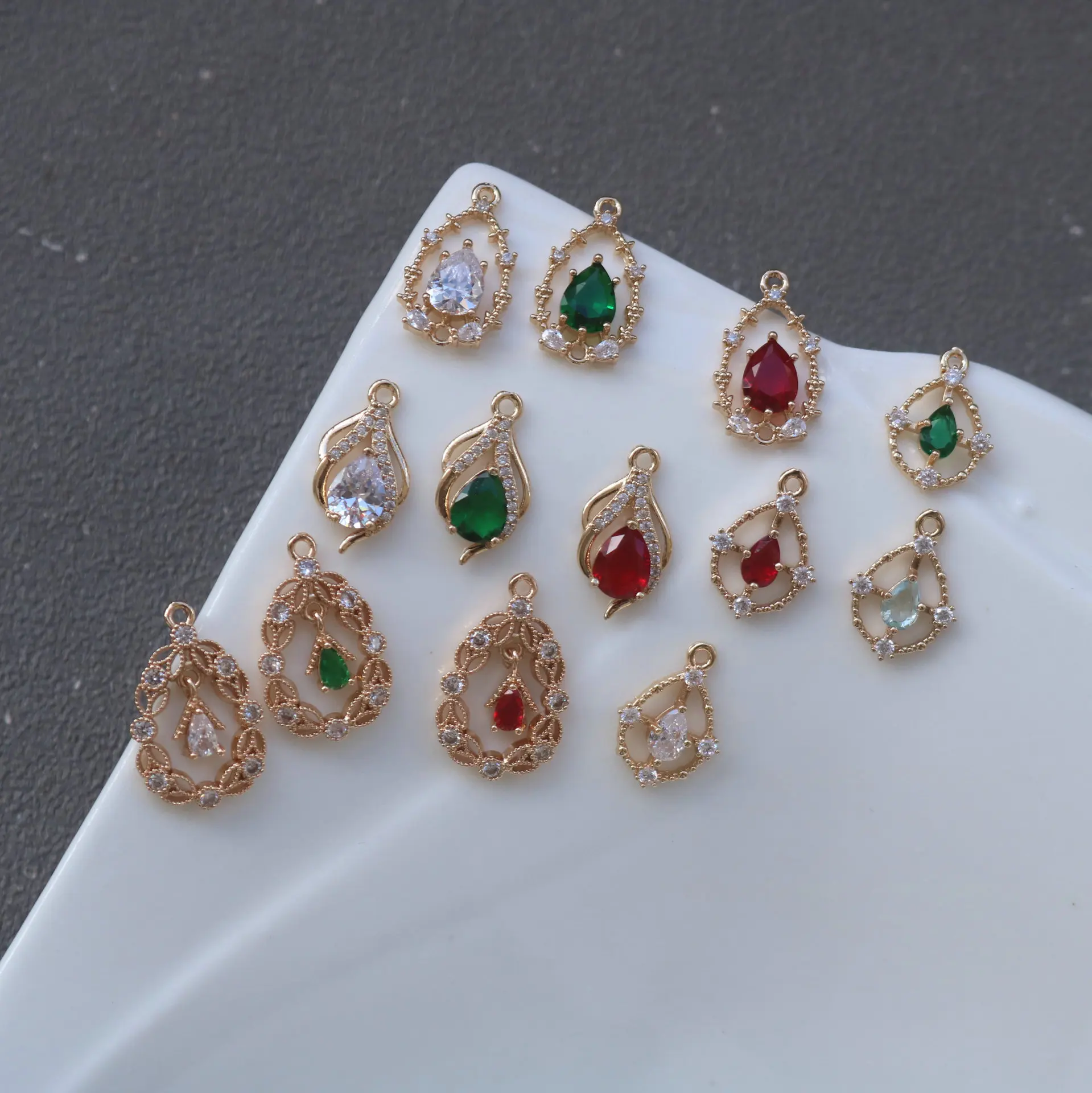20pcs/ Bag Fashion copper gold-plated inlaid zircon water droplet pendant DIY earrings hairpin necklace making accessories
20pcs/ Bag Fashion copper gold-plated inlaid zircon water droplet pendant DIY earrings hairpin necklace making accessories