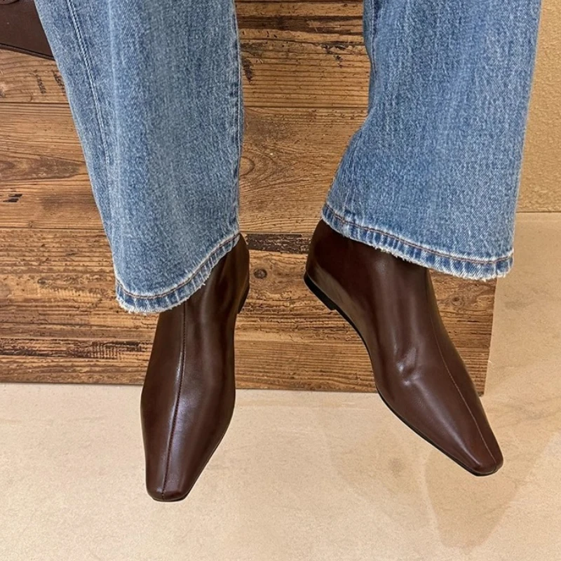 Новинка 2023 года, осенние дизайнерские женские тонкие ботильоны из мягкой кожи, элегантная обувь на низком каблуке, современные короткие Botas Para Mujer
Новинка 2023 года, осенние дизайнерские женские тонкие ботильоны из мягкой кожи, элегантная обувь на низком каблуке, современные короткие Botas Para Mujer