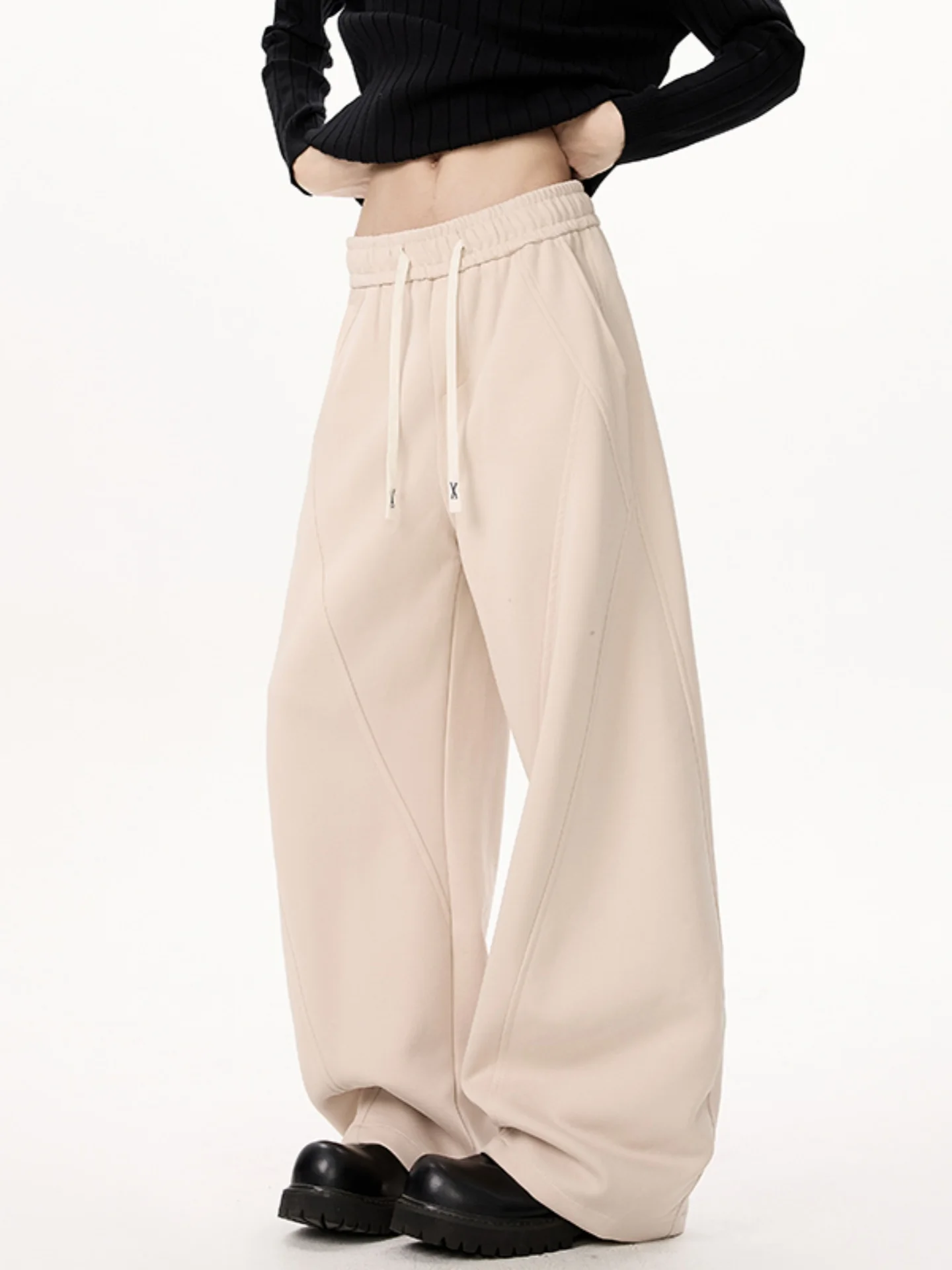 Американские повседневные широкие брюки для мужчин, осенне-зимние, новые, прямого кроя, свободные спортивные штаны, модная молодежная одежда
Американские повседневные широкие брюки для мужчин, осенне-зимние, новые, прямого кроя, свободные спортивные штаны, модная молодежная одежда