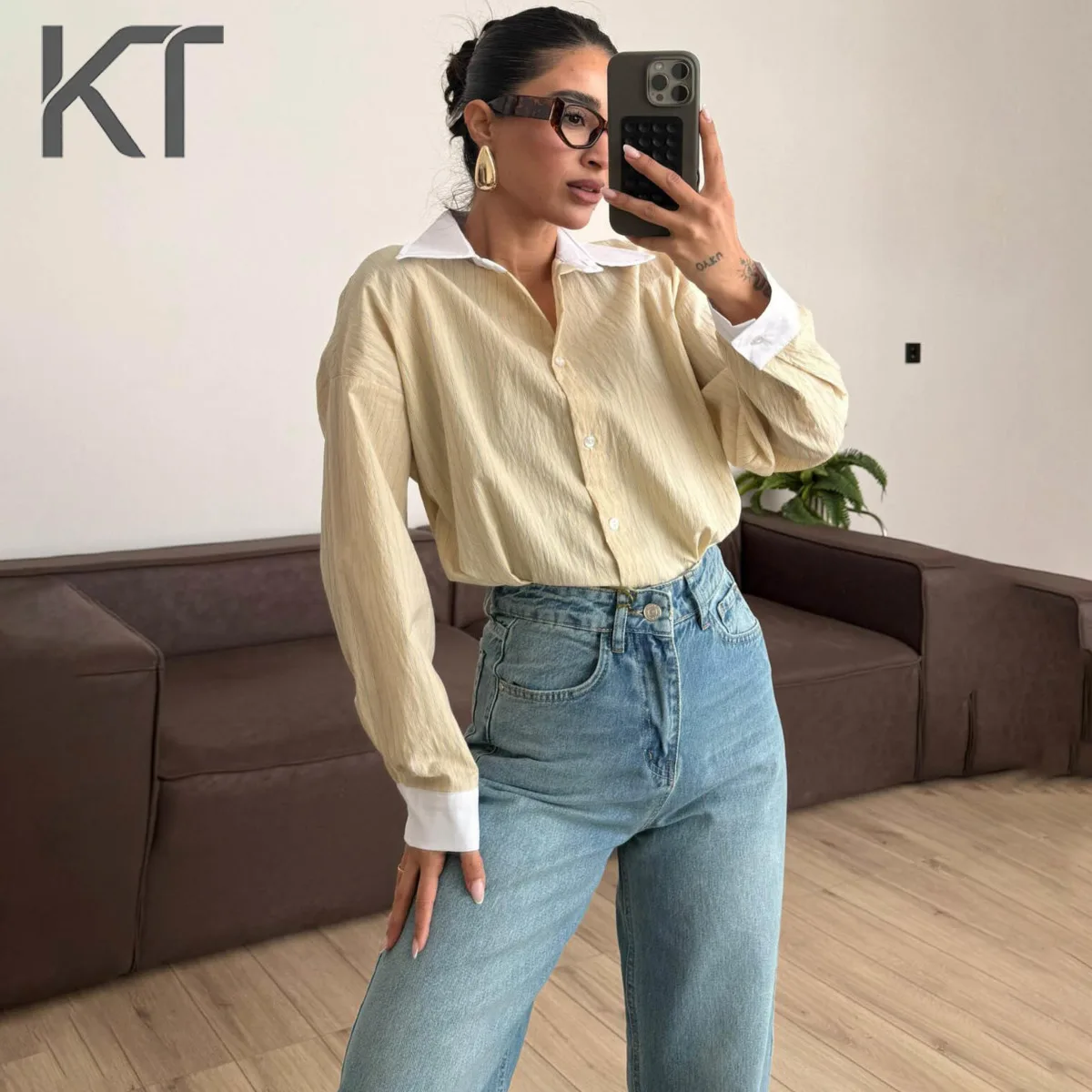 Элегантная женская рубашка KT с контрастным воротником и полосками, с длинным рукавом, на пуговицах, оверсайз, из фактурной ткани, для офиса и повседневной носки
Элегантная женская рубашка KT с контрастным воротником и полосками, с длинным рукавом, на пуговицах, оверсайз, из фактурной ткани, для офиса и повседневной носки