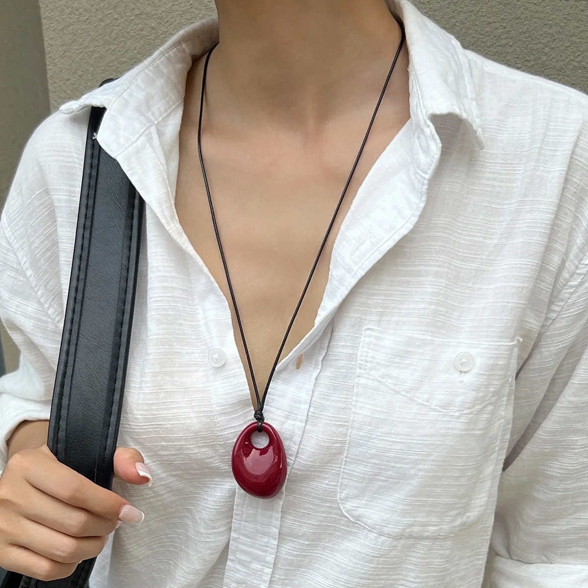 Korean Resin Bean Pendant Necklace for Women Simple Geometric Long Leather Wax Rope Clavicle Choker Sweater Chain Jewelry Gift
Korean Resin Bean Pendant Necklace for Women Simple Geometric Long Leather Wax Rope Clavicle Choker Sweater Chain Jewelry Gift