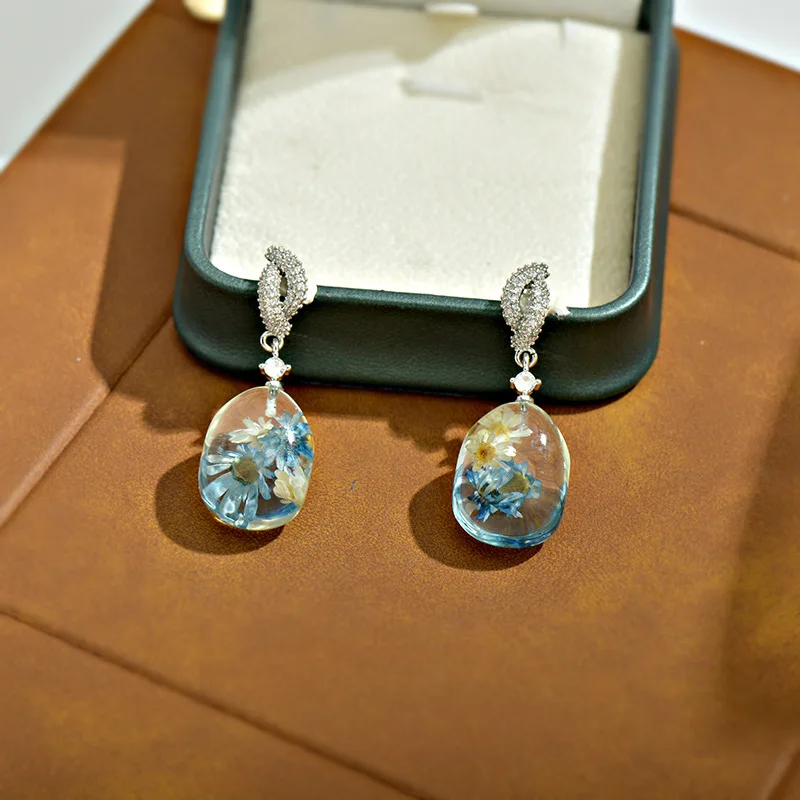 Natural dried flower earrings - droplet-shaped, luxurious and high-end copper earrings set with zirconia stones, accessory.
Natural dried flower earrings - droplet-shaped, luxurious and high-end copper earrings set with zirconia stones, accessory.