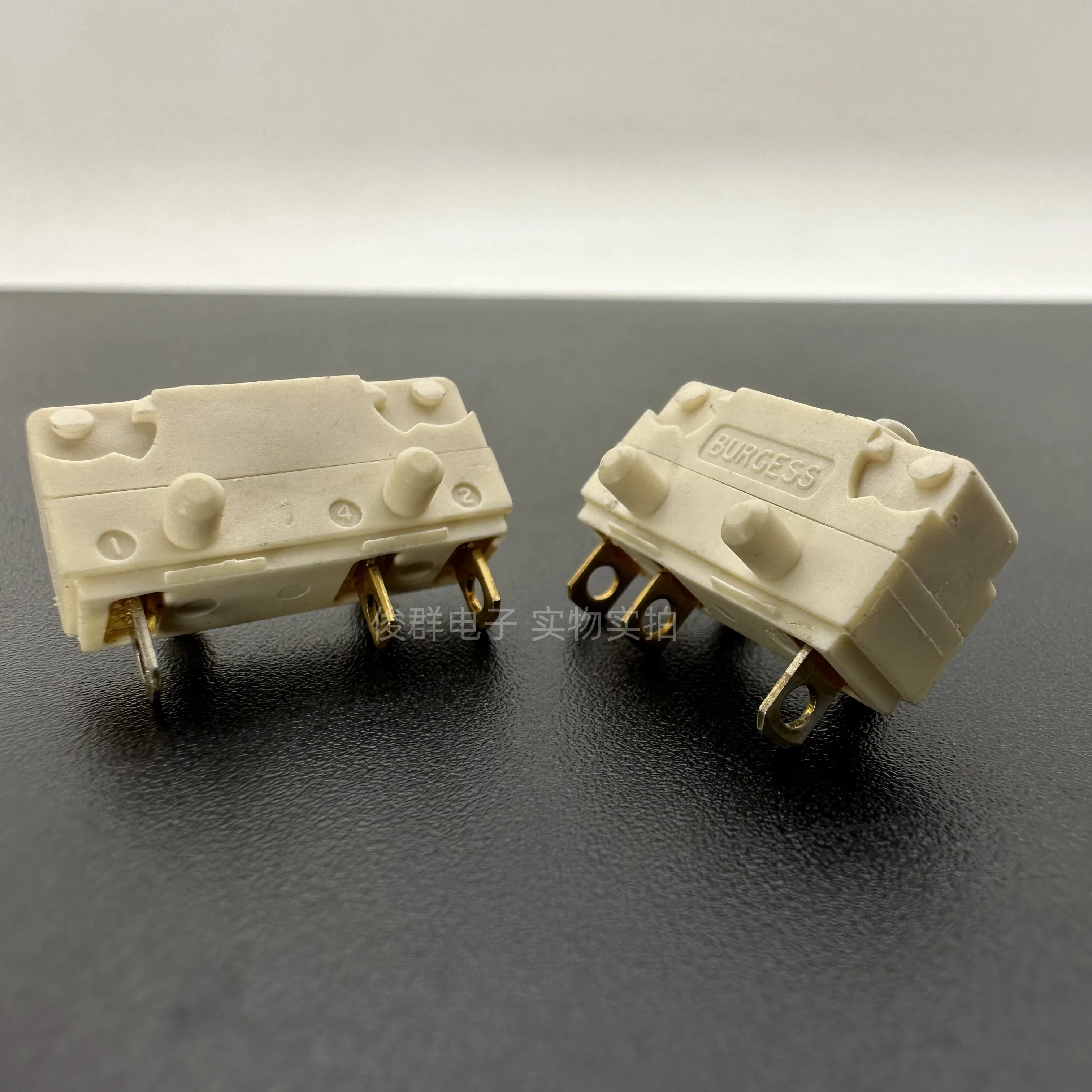 3pcs/Swiss V4NT micro switch 3 feet with fixed column travel limit detection reset button
3pcs/Swiss V4NT micro switch 3 feet with fixed column travel limit detection reset button