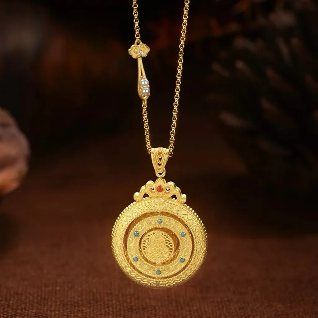 Подвеска-компас «Восемь сокровищ» «Золотая удача» позолоченная и вращающаяся. Это длинное колье-подвеска со свитом.
Подвеска-компас «Восемь сокровищ» «Золотая удача» позолоченная и вращающаяся. Это длинное колье-подвеска со свитом.