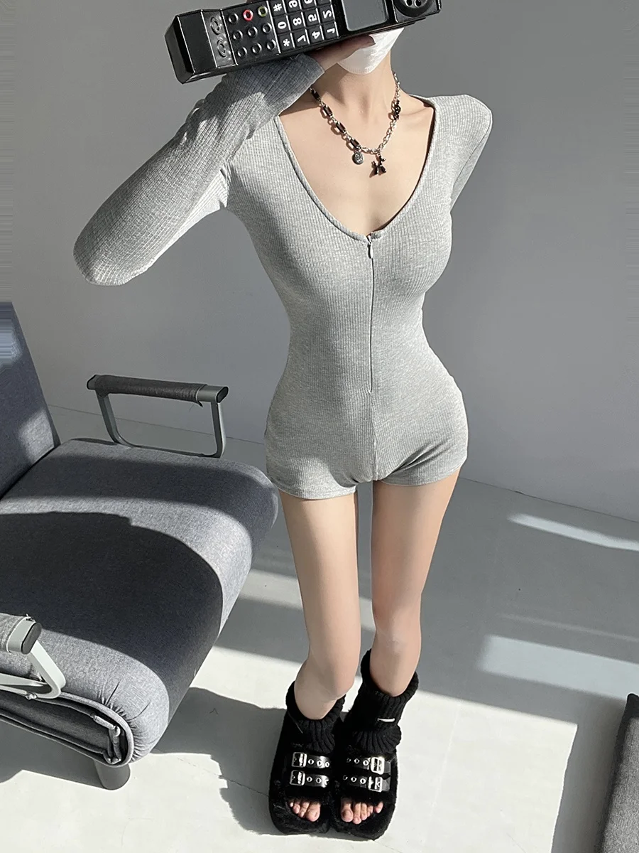 Classic Floral Grey Jumpsuit Shorts Set Spring New Deep V Slimming Basic Long Sleeve Base Top Women's Fashion T-shirt
Classic Floral Grey Jumpsuit Shorts Set Spring New Deep V Slimming Basic Long Sleeve Base Top Women's Fashion T-shirt