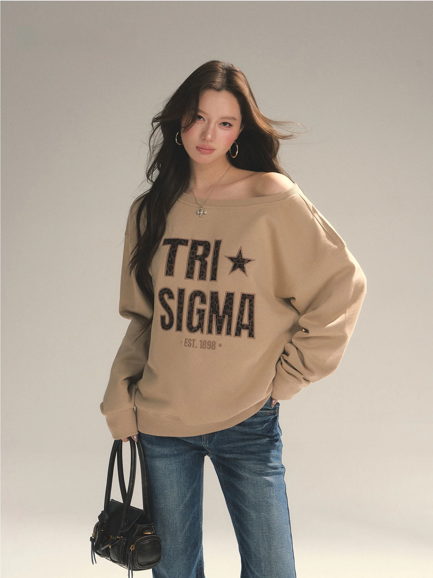 Original American Style Embroidered Letter Slant Shoulder Sweatshirt Women's Loose Lazy Style Shoulder Bared Top Spring
Original American Style Embroidered Letter Slant Shoulder Sweatshirt Women's Loose Lazy Style Shoulder Bared Top Spring