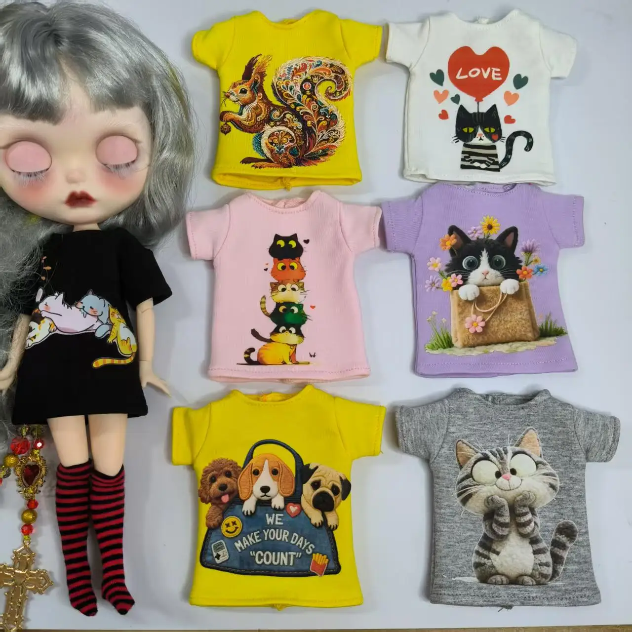 Handmade 30cm doll clothes ob24 1/6 dolls blyth clothes, cartoon print short T-shirt + striped socks, can be used for 1/6 doll
Handmade 30cm doll clothes ob24 1/6 dolls blyth clothes, cartoon print short T-shirt + striped socks, can be used for 1/6 doll