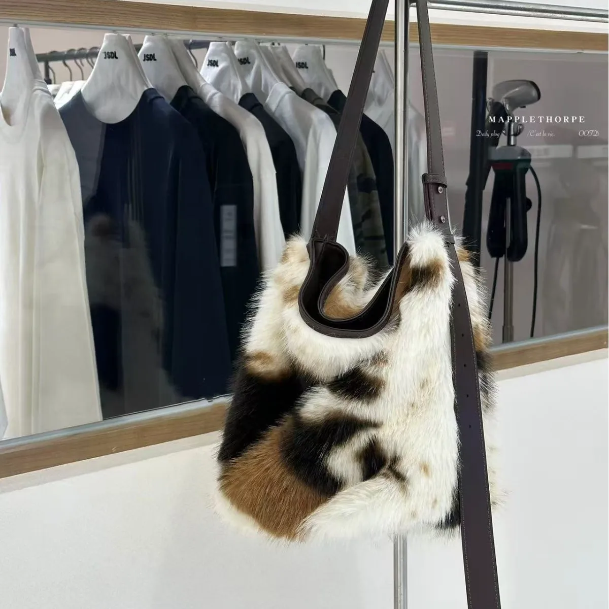 Winter Soft Plush Bucket Bags for Women Cow Pattern Shoulder Bag Fluffy Faux Fur Bags for Women Designer Crossbody Bag Shopper
Winter Soft Plush Bucket Bags for Women Cow Pattern Shoulder Bag Fluffy Faux Fur Bags for Women Designer Crossbody Bag Shopper