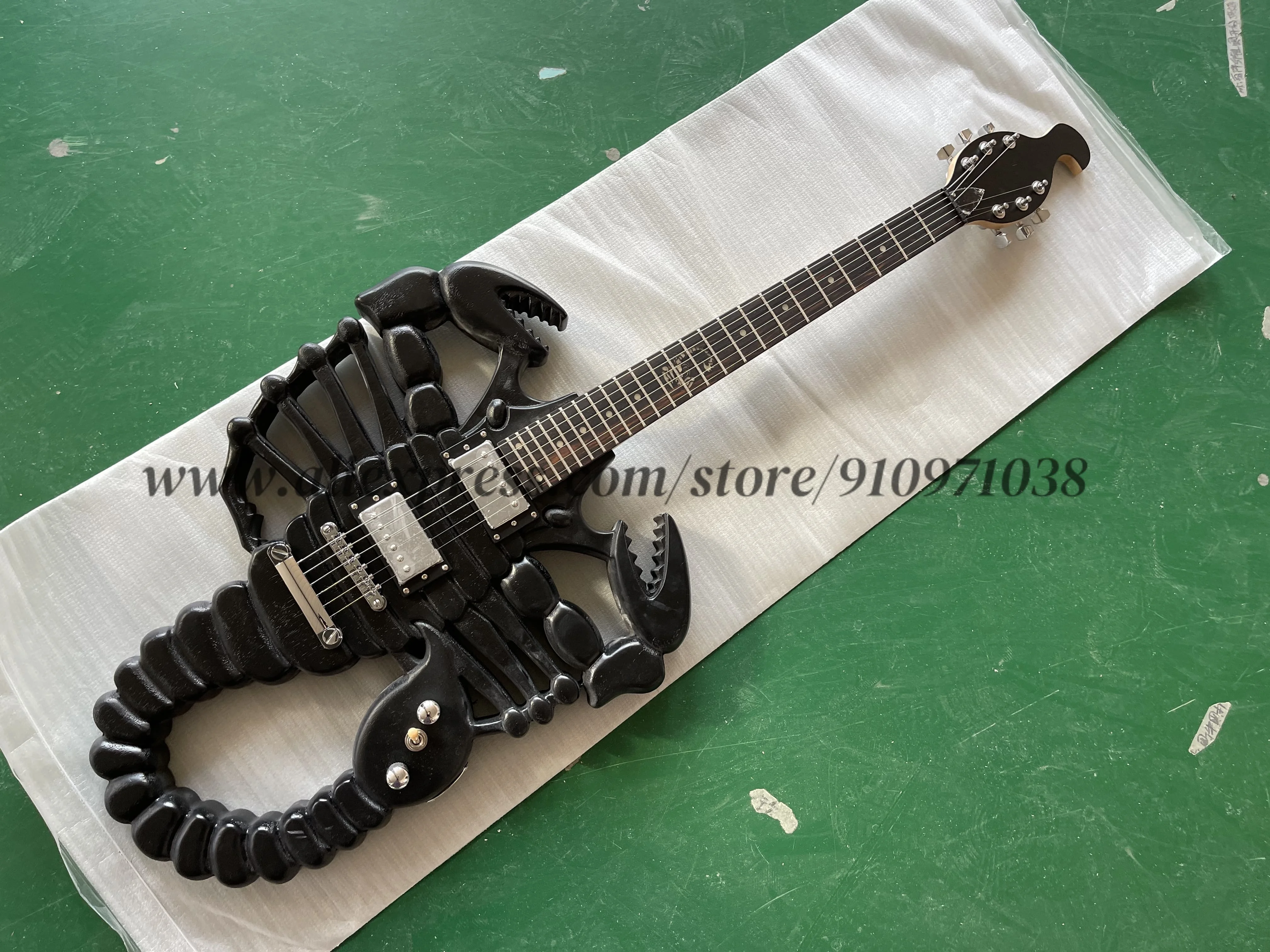 Classic black matte guitar, Scorpion guitar, fixed bridge, closed pickup, rosewood fingerboard with scorpion inlay, factory cust
Classic black matte guitar, Scorpion guitar, fixed bridge, closed pickup, rosewood fingerboard with scorpion inlay, factory cust