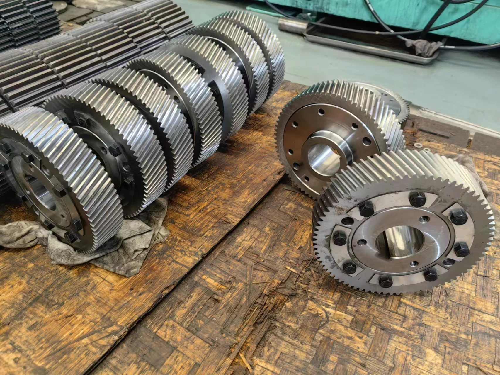 OEM Custom Large Casting Metal Alloy Steel Big Helical Pinion Gear Custom High Quality Drive Large Gear 
OEM Custom Large Casting Metal Alloy Steel Big Helical Pinion Gear Custom High Quality Drive Large Gear