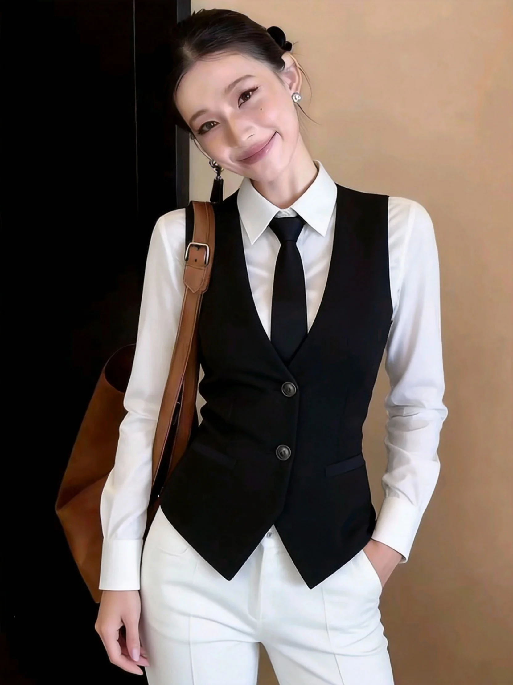 Black Sleeveless Suit Vest Women's Tailored Commuter Tank Style Vest Single Piece No Tie Ladies Fashion Spring Season
Black Sleeveless Suit Vest Women's Tailored Commuter Tank Style Vest Single Piece No Tie Ladies Fashion Spring Season