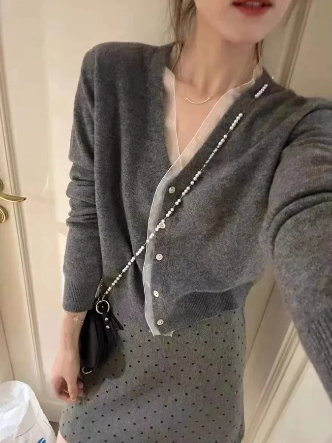 Свободный шерстяной кардиган с V-образным вырезом и цветными вставками, вязаный свитер для женщин, простой стиль, осенняя мода для женщин
Свободный шерстяной кардиган с V-образным вырезом и цветными вставками, вязаный свитер для женщин, простой стиль, осенняя мода для женщин