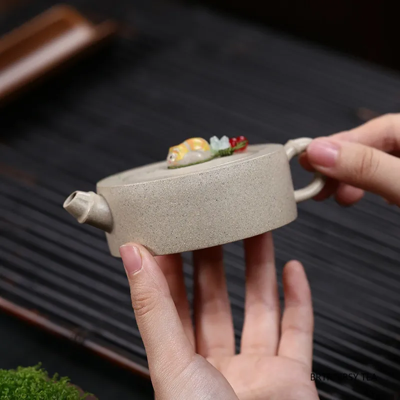 90ml Chinese Yixing Purple Clay Teapot Tradition Handmade Zisha Tea Pot Raw Ore White Duan Mud Kettle Household Tea Set Teaware
90ml Chinese Yixing Purple Clay Teapot Tradition Handmade Zisha Tea Pot Raw Ore White Duan Mud Kettle Household Tea Set Teaware