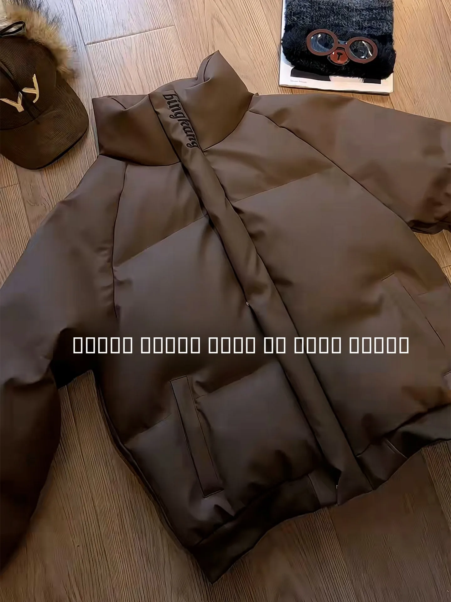 Мужская зимняя утепленная куртка из искусственной кожи с вышивкой, на хлопковой подкладке, с воротником-стойкой, повседневная, с длинными рукавами, верхняя одежда
Мужская зимняя утепленная куртка из искусственной кожи с вышивкой, на хлопковой подкладке, с воротником-стойкой, повседневная, с длинными рукавами, верхняя одежда