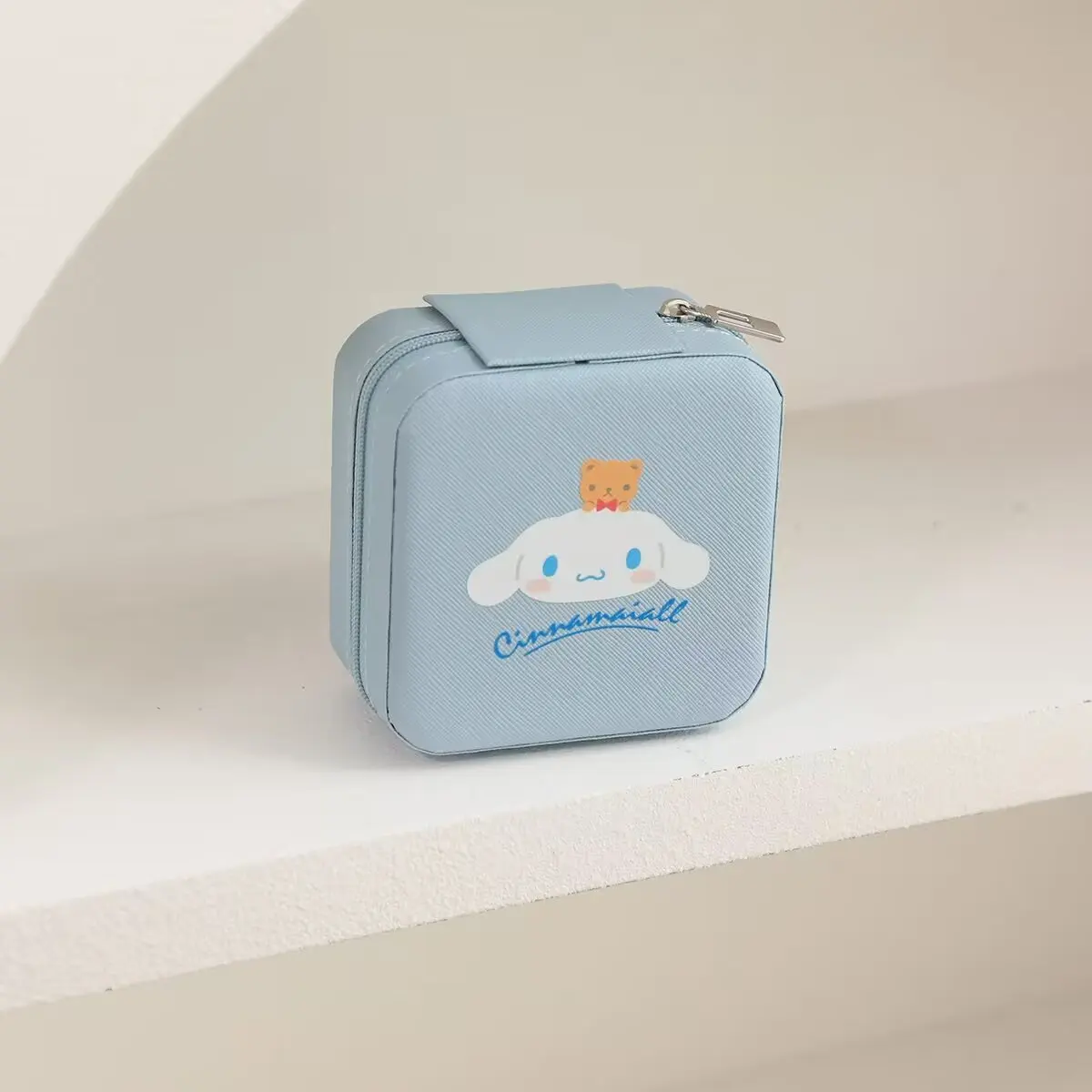 Шкатулка для украшений Sanrio Cinnamoroll, мультяшный Домашний Настольный органайзер для ожерелий, серег, колец, портативная коробка для хранения с Hello Kitty
Шкатулка для украшений Sanrio Cinnamoroll, мультяшный Домашний Настольный органайзер для ожерелий, серег, колец, портативная коробка для хранения с Hello Kitty