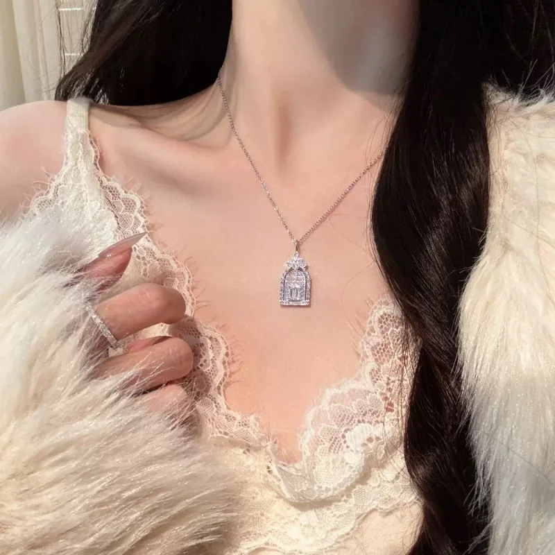 Exquisite and exquisite happiness door necklace, light luxury and fashionable collarbone chain for women, birthday gift
Exquisite and exquisite happiness door necklace, light luxury and fashionable collarbone chain for women, birthday gift